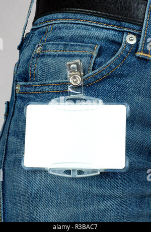 Badge in bianco attaccato al blue jeans, isolato Foto Stock