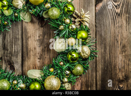 Ghirlanda di Natale su rustiche porta di legno. Avvento decorazione con ornamenti Foto Stock