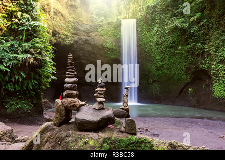 Impilati zen stone a cascata Tibumana in Ubud Bali Indonesia. Foto Stock
