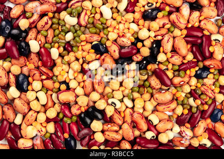 La foto di un mix di vari tipi di legumi, ripresa dall'alto. Diversi i fagioli, lenticchie, ceci, fagioli di soia. Un abstract texture impulsi Foto Stock