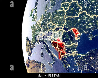 Vista notturna di paesi CEFTA dallo spazio con visibili luci della citta'. Plastica dettagliato pianeta superficie. 3D'illustrazione. Gli elementi di questa immagine furni Foto Stock