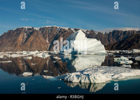 Est della Groenlandia, Scoresbysund, aka Scoresby Sund. New Scenic 5 posti pieni di ghiaccio oer fiordo. Foto Stock