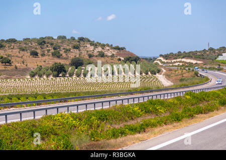 Gerusalemme a Haifa, Israele - 17 Giugno 2018: Autostrada con segni e dei veicoli in circolazione da Gerusalemme a Haifa in una soleggiata giornata estiva. Foto Stock