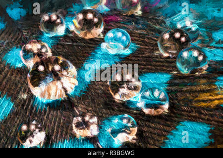 Le goccioline di acqua su giù. Piume colorate. Foto Stock