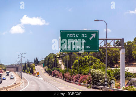 Gerusalemme a Haifa, Israele - 17 Giugno 2018: Autostrada con segni e dei veicoli in circolazione da Gerusalemme a Haifa in una soleggiata giornata estiva. Foto Stock