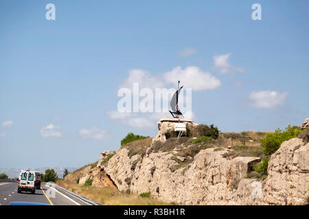 Gerusalemme a Haifa, Israele - 17 Giugno 2018: Autostrada con segni e dei veicoli in circolazione da Gerusalemme a Haifa in una soleggiata giornata estiva. Foto Stock