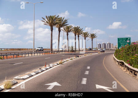 Gerusalemme a Haifa, Israele - 17 Giugno 2018: Autostrada con segni e dei veicoli in circolazione da Gerusalemme a Haifa in una soleggiata giornata estiva. Foto Stock