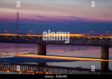 Galleggiante di ghiaccio in primavera sul fiume di Amur a Khabarovsk, Russia Foto Stock