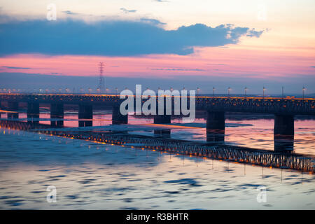Galleggiante di ghiaccio in primavera sul fiume di Amur a Khabarovsk, Russia Foto Stock