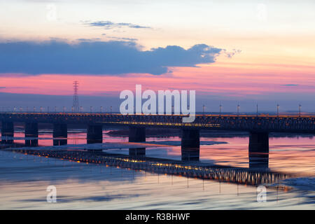 Galleggiante di ghiaccio in primavera sul fiume di Amur a Khabarovsk, Russia Foto Stock