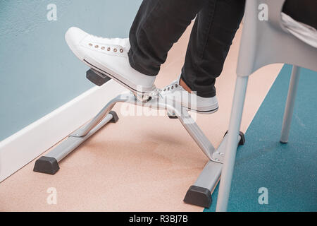 Close-up del paziente femmina su piedi muoversi con walker. Settore medicale e della salute concetto. Foto Stock