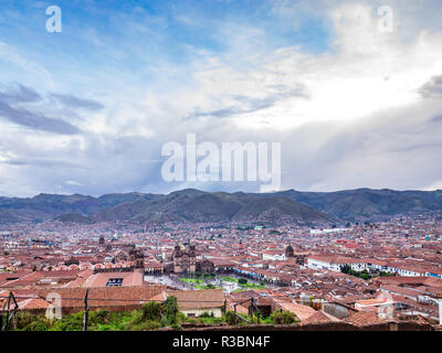 Panorama della città di Cusco e la Plaza de Armas Foto Stock