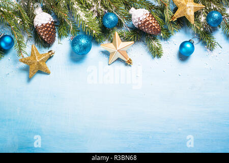 Natale su sfondo blu. Foto Stock