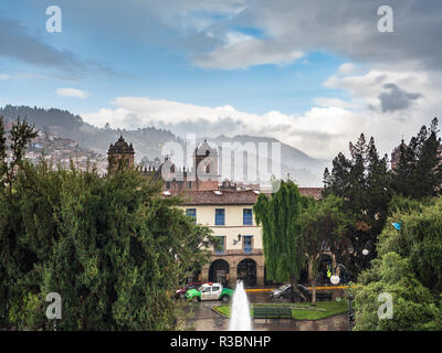 Vista del Regocijo square e la cattedrale di Cusco, Perù, in un giorno di pioggia Foto Stock