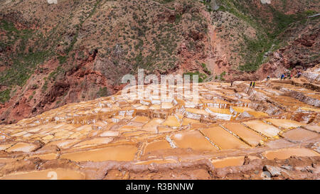 Viste della Salinas (sale stagni) di Maras, vicino a Cusco, Perù Foto Stock