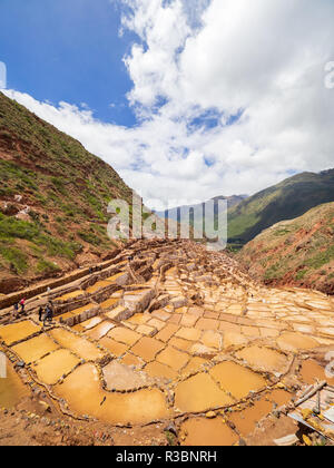 Viste della Salinas (sale stagni) di Maras, vicino a Cusco, Perù Foto Stock