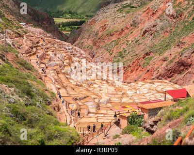 Viste della Salinas (sale stagni) di Maras, vicino a Cusco, Perù Foto Stock