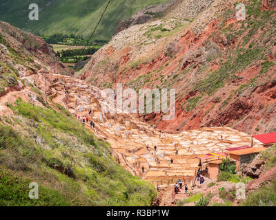 Viste della Salinas (sale stagni) di Maras, vicino a Cusco, Perù Foto Stock