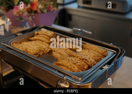 Frittelle in una piastra nella cucina del ristorante colazione pasticceria Foto Stock