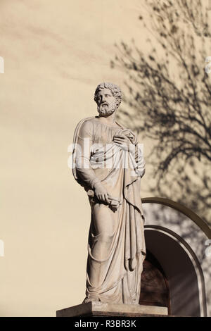 San Pietroburgo, Russia Febbraio 16, 2015 San Pietro Apostolo statua Foto Stock