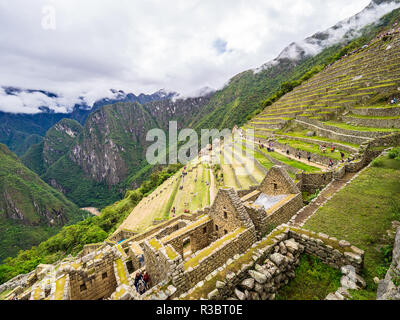 Costruzioni tipiche e terrazze in Machu Picchu cittadella Foto Stock