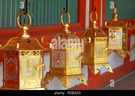 Giappone, Nara. Lanterne pendenti di Kasuga Taisha Sacrario scintoista. Dennis Flaherty credito come: Dennis Flaherty Jaynes / Galleria / DanitaDelimont.com Foto Stock