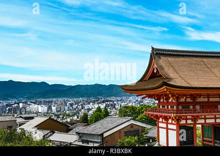 Kyoto, Giappone. Porta principale di accesso al tempio Kiyomizudera, un sito Patrimonio Mondiale dell'UNESCO, che domina la città di Kyoto e montagne Foto Stock