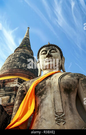 Ayutthaya, Thailandia. Grande Buddha di Wat Phra Mahathat, al parco storico di Ayutthaya, vicino a Bangkok Foto Stock