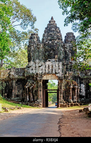 Siem Reap, Cambogia. Porta Vittoria a est di Angkor Thom, Avalokiteshvara faccia tower, vista occidentale Foto Stock