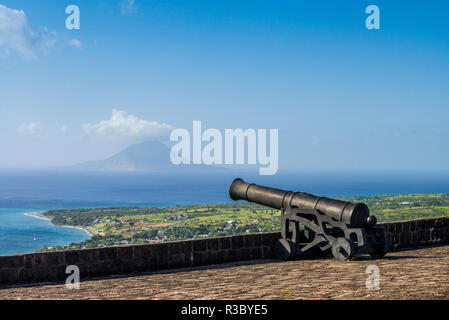Saint Kitts e Nevis, Saint Kitts. Brimstone Hill Fortress, costa elevata vista verso Sint Eustatius Isola Foto Stock