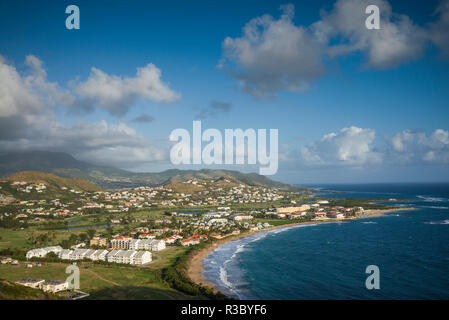 Saint Kitts e Nevis, Saint Kitts. Frigate Bay del sud Penisola da Sir Timothy's Hill, mattina Foto Stock