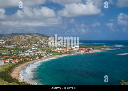 Saint Kitts e Nevis, Saint Kitts. Frigate Bay del sud Penisola da Sir Timothy's Hill, mattina Foto Stock