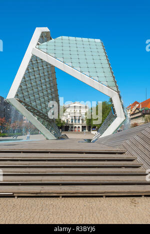 Fontana di Poznan, vista la libertà modernista Fontana (Fontanna Wolnosci) in piazza Wolnosci, Poznan, Polonia. Foto Stock