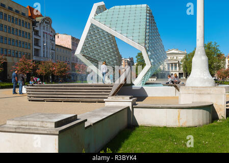 Fontana di Poznan Plac Wolnosci, vista di persone che visitano il modernista Fontanna Wolnosci (libertà fontana di piazza Wolnosci, Poznan, Polonia. Foto Stock