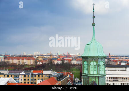 Paesaggio di Copenaghen con la guglia della chiesa Trinitatis. Foto scattata dalla torre rotonda, popolare vecchio punto di riferimento della città e dal punto di vista. Danimarca Foto Stock