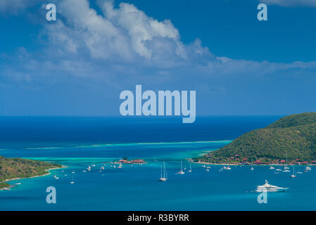 Isole Vergini Britanniche, Virgin Gorda. Fanny Hill di North Sound verso Saba Rock e Bitter End Yacht Club Foto Stock