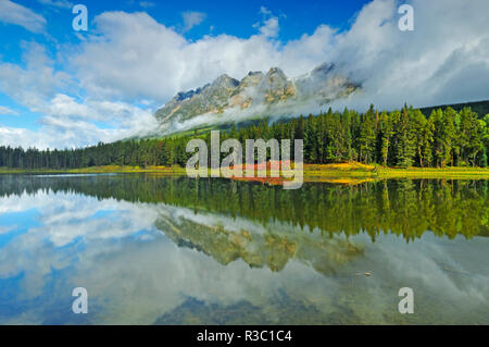 Canada, British Columbia, Mt. Robson Parco Provinciale. Whitney lago e montagna avvolto nella nube. Foto Stock