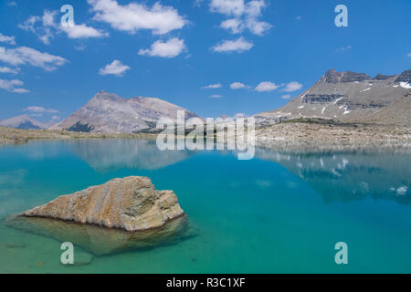 Canada, British Columbia, East Kootenay Mountains. Gioiello superiore lago paesaggio. Foto Stock