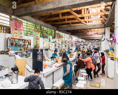 Cusco, Perù - Gennaio 3, 2017. Vista del succo di diversi negozi nel mercato di Cusco Foto Stock
