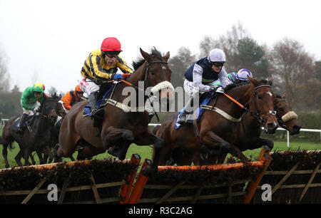 La regina del vento guidata da Tom Scudamore (a sinistra) vince l'ostacolo dell'handicap di Pertemps Mares durante il Pertemps Network County Raceday presso l'ippodromo di Market Rasen. Foto Stock