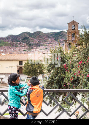 Cusco, Perù - Gennaio 3, 2017. Bambini che giocano nella Plazoleta de San Blas, Cusco Foto Stock
