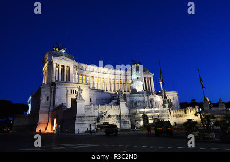 La facciata anteriore della Vittorio Emanuele II monumento in Piazza Venezia, Roma. Foto Stock