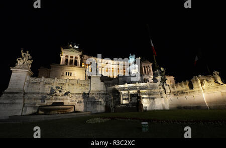 La facciata anteriore della Vittorio Emanuele II monumento in Piazza Venezia, Roma. Foto Stock