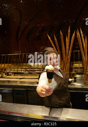 Gelato Italiano servito al gelateria Venchi a Roma. Foto Stock