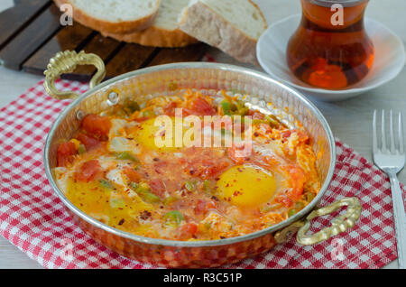 Cibo turco tradizionale menemen fatta da uova, pepe e pomodori. Foto Stock