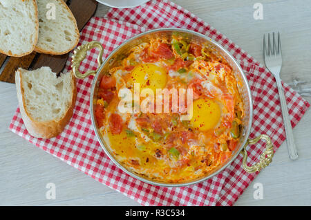 Cibo turco tradizionale menemen fatta da uova, pepe e pomodori. Foto Stock