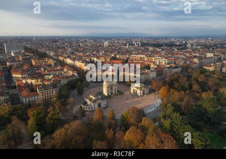 Vista aerea dell'arco della pace (Arco della Pace) dalla Torre Branca, Milano, Lombardia, Italia Foto Stock