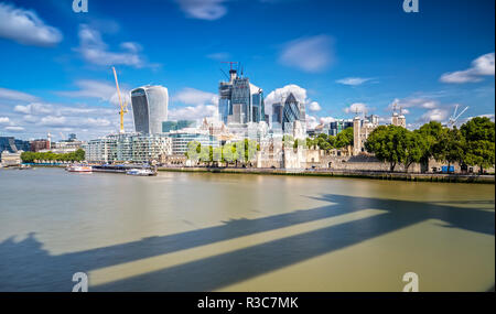 Il moderno skyline di Londra e la torre Foto Stock