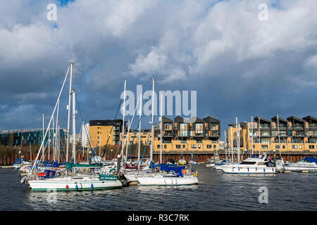 Yacht ormeggiati nella Baia di Cardiff Galles del Sud Foto Stock