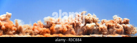 Tempesta di polvere durante l'esplosione dei detonatori nel medio-est Foto Stock